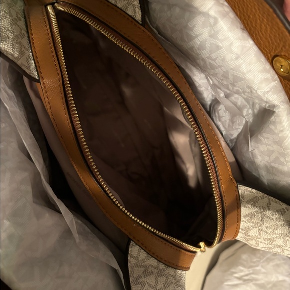 Michael Kors Fulton handbag. Large charm shoulder tote.  Vanilla. - Picture 8 of 16